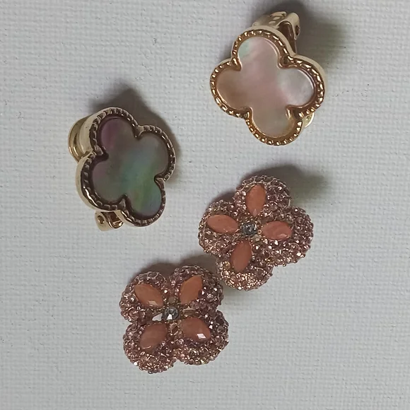 2 pairs gold tone clover clip on earrings - Picture 5 of 5